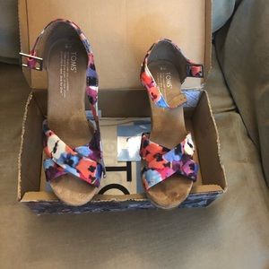 TOMS STRAPPY SANDALS
